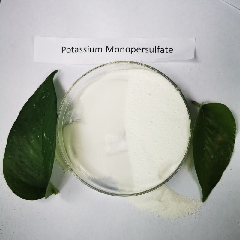 Pó branco composto de Monopersulfate do potássio usado na piscina